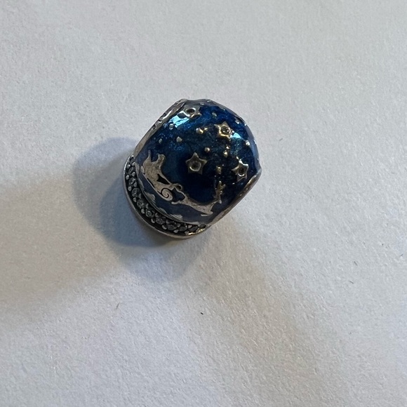 Pandora winder globe charm - Picture 3 of 3